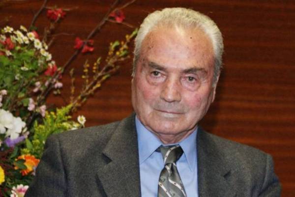 &Pi;έ&theta;&alpha;&nu;&epsilon; &sigma;&epsilon; &eta;&lambda;&iota;&kappa;ί&alpha; 89 &epsilon;&tau;ώ&nu; &omicron; &alpha;&theta;&lambda;&eta;&tau;&iota;&kappa;&omicron;&gamma;&rho;ά&phi;&omicron;&sigmaf; &Sigma;&tau;&alpha;ύ&rho;&omicron;&sigmaf; &Tau;&sigma;ώ&chi;&omicron;&sigmaf;