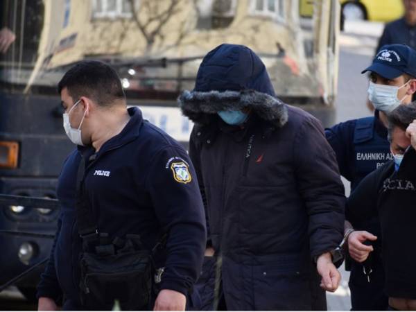 &Kappa;&omicron;&lambda;&omega;&nu;ό&sigmaf;: Έ&nu;&omicron;&chi;&omicron;&sigmaf; &gamma;&iota;&alpha; &beta;&iota;&alpha;&sigma;&mu;ό &omicron; &Eta;&lambda;ί&alpha;&sigmaf; &Mu;ί&chi;&omicron;&sigmaf; &ndash; &Alpha;&theta;ώ&alpha; &eta; &mu;&eta;&tau;έ&rho;&alpha; &tau;&eta;&sigmaf; 12&chi;&rho;&omicron;&nu;&eta;&sigmaf;