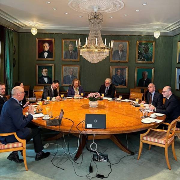 &Beta;&iota;ώ&sigma;&iota;&mu;&eta; &nu;&alpha;&upsilon;&tau;&iota;&lambda;ί&alpha;, &alpha;&nu;&alpha;&beta;ά&theta;&mu;&iota;&sigma;&eta; &lambda;&iota;&mu;&epsilon;&nu;&iota;&kappa;ώ&nu; &upsilon;&pi;&omicron;&delta;&omicron;&mu;ώ&nu; &kappa;&alpha;&iota; &laquo;&gamma;&alpha;&lambda;ά&zeta;&iota;&alpha; &omicron;&iota;&kappa;&omicron;&nu;&omicron;&mu;ί&alpha;&raquo; &sigma;&tau;&omicron; &epsilon;&pi;ί&kappa;&epsilon;&nu;&tau;&rho;&omicron; &tau;&omega;&nu; &sigma;&upsilon;&nu;&omicron;&mu;&iota;&lambda;&iota;ώ&nu; &tau;&omicron;&upsilon; &Upsilon;&Nu;&Alpha;&Nu;&Pi;, &Chi;&rho;. &Sigma;&tau;&upsilon;&lambda;&iota;&alpha;&nu;ί&delta;&eta;, &sigma;&tau;&omicron; Ό&sigma;&lambda;&omicron;