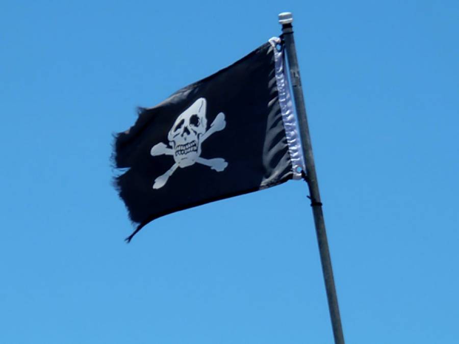 Pirates hijack Iraqi ship stranded off Iranian coast