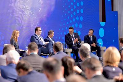 &Beta;. &Kappa;&iota;&kappa;ί&lambda;&iota;&alpha;&sigmaf; &alpha;&pi;ό &tau;&eta;&nu; P-TEC: &laquo;Έ&rho;&chi;&omicron;&nu;&tau;&alpha;&iota; &sigma;&tau;&rho;&alpha;&tau;&eta;&gamma;&iota;&kappa;έ&sigmaf; &alpha;&mu;&epsilon;&rho;&iota;&kappa;&alpha;&nu;&iota;&kappa;έ&sigmaf; &epsilon;&pi;&epsilon;&nu;&delta;ύ&sigma;&epsilon;&iota;&sigmaf; &sigma;&epsilon; &lambda;&iota;&mu;ά&nu;&iota;&alpha; &kappa;&alpha;&iota; &nu;&alpha;&upsilon;&pi;&eta;&gamma;&epsilon;ί&alpha;&raquo;