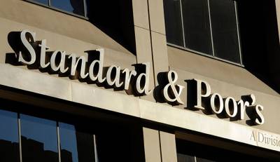 &Alpha;&nu;&alpha;&beta;ά&theta;&mu;&iota;&sigma;&epsilon; &tau;&iota;&sigmaf; &epsilon;&lambda;&lambda;&eta;&nu;&iota;&kappa;έ&sigmaf; &tau;&rho;ά&pi;&epsilon;&zeta;&epsilon;&sigmaf; &omicron; S&amp;P, &theta;&epsilon;&tau;&iota;&kappa;ό &tau;&omicron; outlook