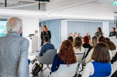 Bayer &Epsilon;&lambda;&lambda;ά&sigmaf;: &Gamma;&iota;&alpha; 5&eta; &sigma;&upsilon;&nu;&epsilon;&chi;ό&mu;&epsilon;&nu;&eta; &chi;&rho;&omicron;&nu;&iota;ά &sigma;&upsilon;&mu;&mu;&epsilon;&tau;&epsilon;ί&chi;&epsilon; &sigma;&tau;&alpha; Business Days &tau;&omicron;&upsilon; &Pi;&alpha;&nu;&omicron;&rho;ά&mu;&alpha;&tau;&omicron;&sigmaf; &Epsilon;&pi;&iota;&chi;&epsilon;&iota;&rho;&eta;&mu;&alpha;&tau;&iota;&kappa;ό&tau;&eta;&tau;&alpha;&sigmaf; &kappa;&alpha;&iota; &Sigma;&tau;&alpha;&delta;&iota;&omicron;&delta;&rho;&omicron;&mu;ί&alpha;&sigmaf;