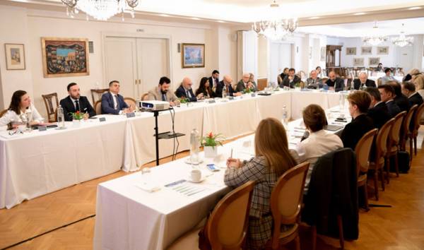 &laquo;Innovation Meets Industry&raquo;: &Nu;έ&alpha; &pi;&rho;&omega;&tau;&omicron;&beta;&omicron;&upsilon;&lambda;ί&alpha; &tau;&omicron;&upsilon; &Sigma;&Phi;&Epsilon;&Epsilon; &gamma;&iota;&alpha; &tau;&eta;&nu; &kappa;&alpha;&iota;&nu;&omicron;&tau;&omicron;&mu;ί&alpha; &sigma;&tau;&eta;&nu; &Upsilon;&gamma;&epsilon;ί&alpha; &sigma;&epsilon; &sigma;&upsilon;&nu;&epsilon;&rho;&gamma;&alpha;&sigma;ί&alpha; &mu;&epsilon; &tau;&omicron;&upsilon;&sigmaf; ID-GC