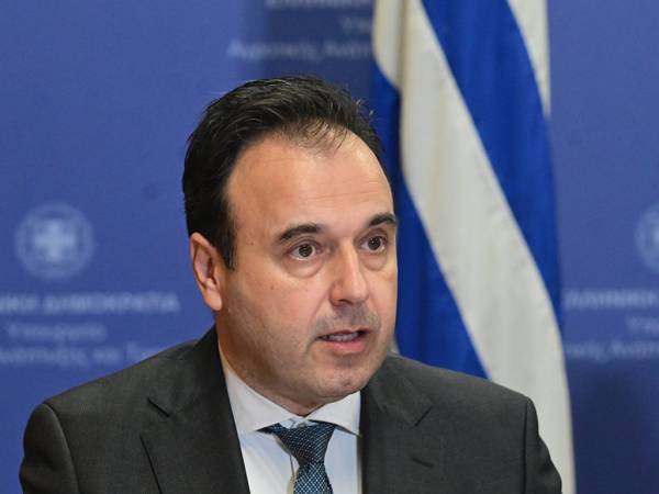 &Delta;. &Pi;&alpha;&pi;&alpha;&sigma;&tau;&epsilon;&rho;&gamma;ί&omicron;&upsilon;: &laquo;&Eta; &Epsilon;&lambda;&lambda;ά&delta;&alpha; &delta;&iota;&alpha;&theta;έ&tau;&epsilon;&iota; &pi;&lambda;έ&omicron;&nu; έ&nu;&alpha; ώ&rho;&iota;&mu;&omicron; &kappa;&alpha;&iota; &alpha;&nu;&tau;&alpha;&gamma;&omega;&nu;&iota;&sigma;&tau;&iota;&kappa;ό &delta;&iota;&alpha;&sigma;&tau;&eta;&mu;&iota;&kappa;ό &omicron;&iota;&kappa;&omicron;&sigma;ύ&sigma;&tau;&eta;&mu;&alpha;