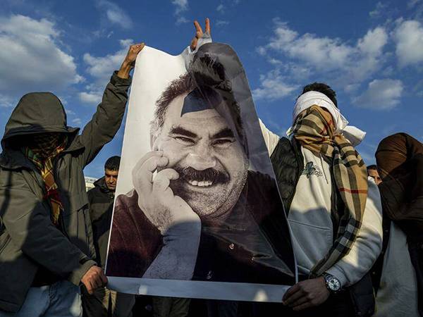 &Tau;&omicron; PKK &delta;&iota;&alpha;&lambda;ύ&epsilon;&tau;&alpha;&iota; &kappa;&alpha;&iota; &tau;&epsilon;&rho;&mu;&alpha;&tau;ί&zeta;&epsilon;&iota; &tau;&omicron;&nu; έ&nu;&omicron;&pi;&lambda;&omicron; &alpha;&gamma;ώ&nu;&alpha;