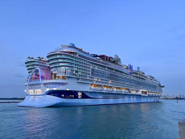 Icon of the Seas: &Xi;&epsilon;&kappa;ί&nu;&eta;&sigma;&epsilon; &tau;&omicron; &pi;&alpha;&rho;&theta;&epsilon;&nu;&iota;&kappa;ό &tau;&omicron;&upsilon; &tau;&alpha;&xi;ί&delta;&iota; &alpha;&pi;ό &tau;&omicron; &Mu;&alpha;ϊά&mu;&iota; - &Phi;ό&beta;&omicron;&iota; ό&tau;&iota; &alpha;&pi;&epsilon;&iota;&lambda;&epsilon;ί &tau;&omicron; &pi;&epsilon;&rho;&iota;&beta;ά&lambda;&lambda;&omicron;&nu;