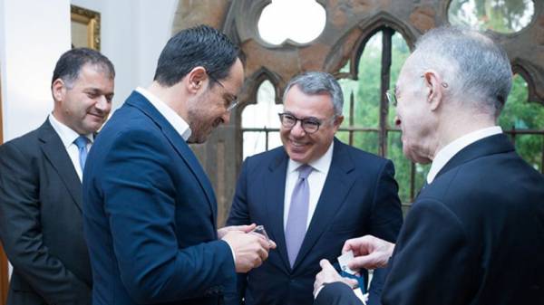 Alpha Bank: &Epsilon;&tau;&alpha;ί&rho;&omicron;&sigmaf; &pi;&rho;&omicron;ό&delta;&omicron;&upsilon; &sigma;&tau;&eta;&nu; &iota;&sigma;&chi;&upsilon;&rho;ή &kappa;&alpha;&iota; &beta;&iota;ώ&sigma;&iota;&mu;&eta; &alpha;&nu;ά&pi;&tau;&upsilon;&xi;&eta; &tau;&eta;&sigmaf; &Kappa;ύ&pi;&rho;&omicron;&upsilon;