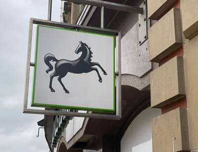 Lloyds: &Epsilon;&kappa;&tau;&iota;&nu;ά&chi;&theta;&eta;&kappa;&alpha;&nu; &tau;&alpha; &kappa;έ&rho;&delta;&eta; &pi;&rho;&omicron; &phi;ό&rho;&omega;&nu; &sigma;&tau;&omicron; &gamma;΄ &tau;&rho;ί&mu;&eta;&nu;&omicron;