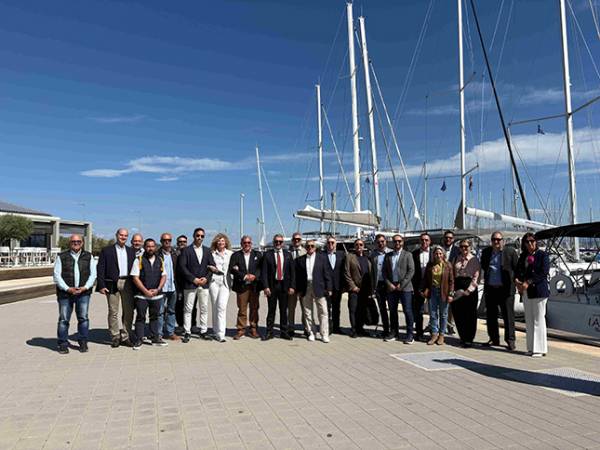 &Sigma;&tau;&eta;&nu; &Pi;&rho;έ&beta;&epsilon;&zeta;&alpha; &eta; &Gamma;.&Sigma;. &tau;&eta;&sigmaf; Έ&nu;&omega;&sigma;&eta;&sigmaf; &Mu;&alpha;&rho;&iota;&nu;ώ&nu; &Epsilon;&lambda;&lambda;ά&delta;&alpha;&sigmaf;
