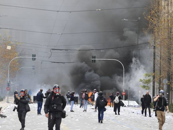LIVE &epsilon;&iota;&kappa;ό&nu;&alpha;: &Delta;&iota;έ&lambda;&upsilon;&sigma;&alpha;&nu; &tau;&eta; &mu;&epsilon;&gamma;&alpha;&lambda;&epsilon;&iota;ώ&delta;&eta; &sigma;&upsilon;&gamma;&kappa;έ&nu;&tau;&rho;&omega;&sigma;&eta; &gamma;&iota;&alpha; &tau;&alpha; &Tau;έ&mu;&pi;&eta; - &Mu;&omicron;&lambda;ό&tau;&omicron;&phi; &sigma;&tau;&omicron; &Sigma;ύ&nu;&tau;&alpha;&gamma;&mu;&alpha;