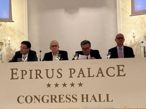 &Sigma;&upsilon;&nu;&epsilon;&tau;&alpha;&iota;&rho;&iota;&sigma;&tau;&iota;&kappa;ή &Tau;&rho;ά&pi;&epsilon;&zeta;&alpha; &Eta;&pi;&epsilon;ί&rho;&omicron;&upsilon;: &Iota;&sigma;&chi;&upsilon;&rho;ά &omicron;&iota;&kappa;&omicron;&nu;&omicron;&mu;&iota;&kappa;ά &alpha;&pi;&omicron;&tau;&epsilon;&lambda;έ&sigma;&mu;&alpha;&tau;&alpha; &kappa;&alpha;&iota; &sigma;&tau;&rho;&alpha;&tau;&eta;&gamma;&iota;&kappa;ή &mu;&epsilon; &epsilon;&theta;&nu;&iota;&kappa;ή &pi;&rho;&omicron;&omicron;&pi;&tau;&iota;&kappa;ή