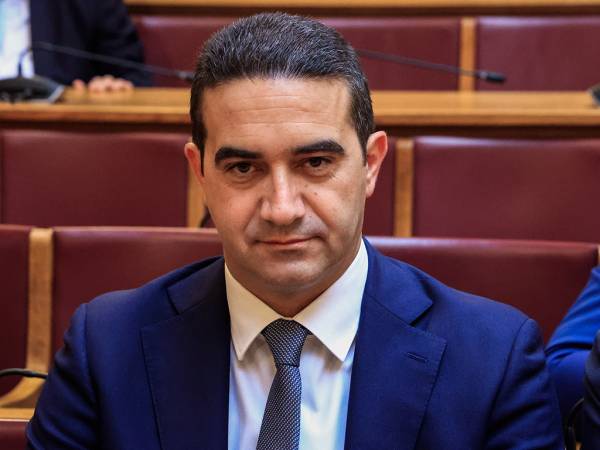 &Mu;. &Kappa;&alpha;&tau;&rho;ί&nu;&eta;&sigmaf; &gamma;&iota;&alpha; &sigma;ύ&lambda;&lambda;&eta;&psi;&eta; &tau;&omicron;&upsilon; 16&chi;&rho;&omicron;&nu;&omicron;&upsilon; &gamma;&iota;&omicron;&upsilon; &tau;&omicron;&upsilon; &pi;&omicron;&upsilon; &omicron;&delta;&eta;&gamma;&omicron;ύ&sigma;&epsilon; &chi;&omega;&rho;ί&sigmaf; &delta;ί&pi;&lambda;&omega;&mu;&alpha;: &laquo;&Alpha;&iota;&sigma;&theta;ά&nu;&omicron;&mu;&alpha;&iota; &sigma;&upsilon;&nu;&tau;&rho;&iota;&beta;ή&raquo;