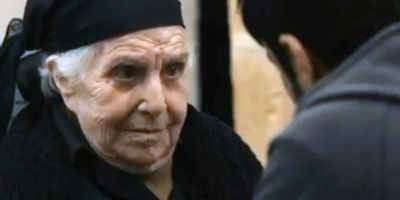 Έ&phi;&upsilon;&gamma;&epsilon; &alpha;&pi;ό &tau;&eta; &zeta;&omega;ή &eta; &eta;&theta;&omicron;&pi;&omicron;&iota;ό&sigmaf; Έ&lambda;&lambda;&eta; &Kappa;&upsilon;&rho;&iota;&alpha;&kappa;ί&delta;&omicron;&upsilon;, &eta; &nu;ό&nu;&alpha; &alpha;&pi;ό &tau;&iota;&sigmaf; &laquo;8 &lambda;έ&xi;&epsilon;&iota;&sigmaf;&raquo;