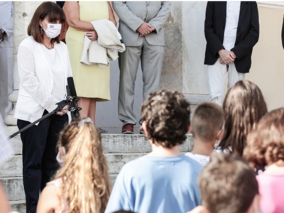 &Sigma;&alpha;&kappa;&epsilon;&lambda;&lambda;&alpha;&rho;&omicron;&pi;&omicron;ύ&lambda;&omicron;&upsilon; &pi;&rho;&omicron;&sigmaf; &mu;&alpha;&theta;&eta;&tau;έ&sigmaf;: &laquo;&Phi;&omicron;&rho;ώ&nu;&tau;&alpha;&sigmaf; &tau;&eta; &mu;ά&sigma;&kappa;&alpha; &delta;&epsilon;ί&chi;&nu;&epsilon;&tau;&epsilon; ό&tau;&iota; &alpha;&pi;&omicron;&tau;&epsilon;&lambda;&epsilon;ί&tau;&epsilon; &upsilon;&pi;&epsilon;ύ&theta;&upsilon;&nu;&alpha; &mu;έ&lambda;&eta; &tau;&eta;&sigmaf; &kappa;&omicron;&iota;&nu;ό&tau;&eta;&tau;&alpha;&sigmaf;&raquo;