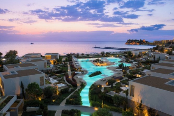 Sani Resort: &Tau;&omicron; &kappa;&alpha;&lambda;ύ&tau;&epsilon;&rho;&omicron; &laquo;&pi;&rho;ά&sigma;&iota;&nu;&omicron;&raquo; &xi;&epsilon;&nu;&omicron;&delta;&omicron;&chi;&epsilon;&iota;&alpha;&kappa;ό &sigma;&upsilon;&gamma;&kappa;&rho;ό&tau;&eta;&mu;&alpha; &sigma;&tau;&omicron;&nu; &kappa;ό&sigma;&mu;&omicron;