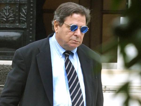 Έ&phi;&upsilon;&gamma;&epsilon; &alpha;&pi;ό &tau;&eta; &zeta;&omega;ή &omicron; &Kappa;ώ&sigma;&tau;&alpha;&sigmaf; &Kappa;&alpha;&beta;&beta;&alpha;&theta;ά&sigmaf;, &epsilon;&kappa;&delta;ό&tau;&eta;&sigmaf; &tau;&omega;&nu; &laquo;4 &Tau;&rho;&omicron;&chi;ώ&nu;&raquo;