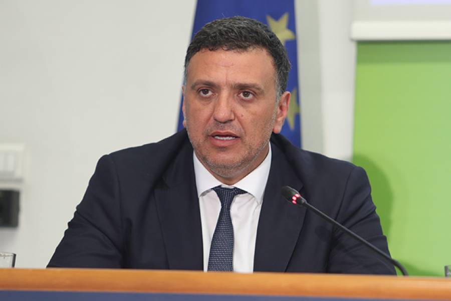 &Epsilon;&Delta;&Epsilon; &gamma;&iota;&alpha; &tau;&omicron;&nu; &Lambda;&iota;&mu;&epsilon;&nu;ά&rho;&chi;&eta; &Chi;&alpha;&nu;ί&omega;&nu; &mu;&epsilon; &epsilon;&nu;&tau;&omicron;&lambda;ή &Kappa;&iota;&kappa;ί&lambda;&iota;&alpha;: &laquo;&Alpha;&upsilon;&tau;ά &delta;&epsilon;&nu; &gamma;ί&nu;&omicron;&nu;&tau;&alpha;&iota; &alpha;&nu;&epsilon;&kappa;&tau;ά&raquo;