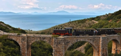 &Omicron; &laquo;&Mu;&omicron;&upsilon;&tau;&zeta;&omicron;ύ&rho;&eta;&sigmaf;&raquo;, &tau;&omicron; &theta;&rho;&upsilon;&lambda;&iota;&kappa;ό &tau;&rho;&epsilon;&nu;ά&kappa;&iota; &tau;&omicron;&upsilon; &Pi;&eta;&lambda;ί&omicron;&upsilon; &upsilon;&pi;ό&sigma;&chi;&epsilon;&tau;&alpha;&iota; &mu;&omicron;&nu;&alpha;&delta;&iota;&kappa;έ&sigmaf; &beta;ό&lambda;&tau;&epsilon;&sigmaf; &kappa;ά&theta;&epsilon; &Sigma;&alpha;&beta;&beta;&alpha;&tau;&omicron;&kappa;ύ&rho;&iota;&alpha;&kappa;&omicron;