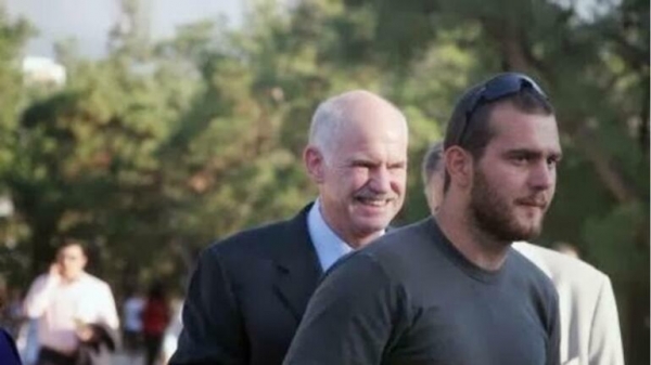 &Mu;&epsilon; &kappa;&alpha;&tau;ά&gamma;&mu;&alpha;&tau;&alpha; &sigma;&tau;&alpha; &pi;&lambda;&epsilon;&upsilon;&rho;ά έ&pi;&epsilon;&iota;&tau;&alpha; &alpha;&pi;ό &tau;&rho;&omicron;&chi;&alpha;ί&omicron; &nu;&omicron;&sigma;&eta;&lambda;&epsilon;ύ&epsilon;&tau;&alpha;&iota; &omicron; &gamma;&iota;&omicron;&sigmaf; &tau;&omicron;&upsilon; &Gamma;&iota;ώ&rho;&gamma;&omicron;&upsilon; &Pi;&alpha;&pi;&alpha;&nu;&delta;&rho;έ&omicron;&upsilon;