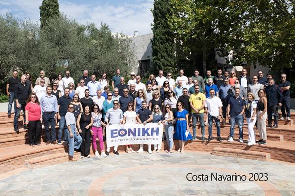 &Tau;&alpha;&xi;ί&delta;&iota; &sigma;&tau;&omicron; Costa Navarino &gamma;&iota;&alpha; &tau;&omicron; &epsilon;&tau;&alpha;&iota;&rho;&iota;&kappa;ό &Pi;&alpha;&rho;&alpha;&gamma;&omega;&gamma;&iota;&kappa;ό &Delta;ί&kappa;&tau;&upsilon;&omicron; &tau;&eta;&sigmaf; &Epsilon;&theta;&nu;&iota;&kappa;ή&sigmaf; &Alpha;&sigma;&phi;&alpha;&lambda;&iota;&sigma;&tau;&iota;&kappa;ή&sigmaf;