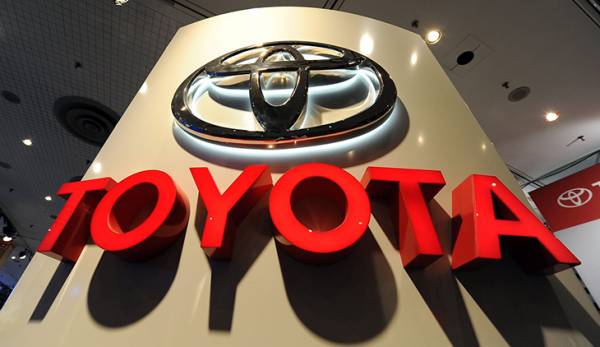 Toyota: &Alpha;&nu;&alpha;&sigma;&tau;έ&lambda;&lambda;&epsilon;&iota; &tau;&eta;&nu; &pi;&alpha;&rho;&alpha;&gamma;&omega;&gamma;ή &sigma;&epsilon; &pi;έ&nu;&tau;&epsilon; &epsilon;&rho;&gamma;&omicron;&sigma;&tau;ά&sigma;&iota;&alpha; &lambda;ό&gamma;&omega; έ&lambda;&lambda;&epsilon;&iota;&psi;&eta;&sigmaf; &eta;&mu;&iota;&alpha;&gamma;&omega;&gamma;ώ&nu;