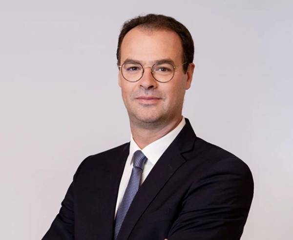Intrakat: &Omicron; &Lambda;&omicron;&upsilon;&kappa;ά&sigmaf; &Kappa;&alpha;&rho;&alpha;&lambda;ή&sigmaf; &alpha;&nu;&alpha;&lambda;&alpha;&mu;&beta;ά&nu;&epsilon;&iota; &epsilon;&pi;&iota;&kappa;&epsilon;&phi;&alpha;&lambda;ή&sigmaf; &Sigma;&tau;&rho;&alpha;&tau;&eta;&gamma;&iota;&kappa;ή&sigmaf; &kappa;&alpha;&iota; &Epsilon;&pi;&epsilon;&nu;&delta;&upsilon;&tau;&iota;&kappa;ώ&nu; &Sigma;&chi;έ&sigma;&epsilon;&omega;&nu;