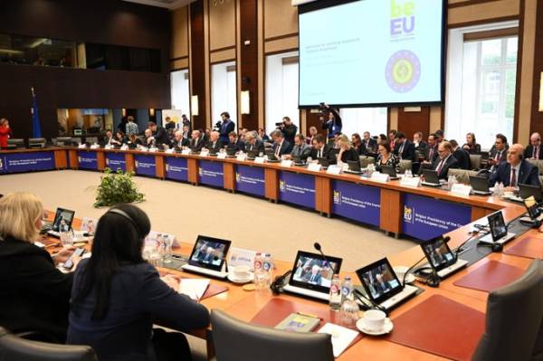 &Sigma;&tau;&eta;&nu; &Lambda;ά&rho;&iota;&sigma;&alpha; &tau;&omicron; &epsilon;&upsilon;&rho;&omega;&pi;&alpha;ϊ&kappa;ό &kappa;έ&nu;&tau;&rho;&omicron; &epsilon;&pi;&iota;&chi;&epsilon;&iota;&rho;ή&sigma;&epsilon;&omega;&nu; &kappa;&alpha;&tau;ά &tau;&omega;&nu; &Chi;&omicron;ύ&theta;&iota; - &Delta;&epsilon;&kappa;&tau;ή &eta; &pi;&rho;ό&tau;&alpha;&sigma;&eta; &Delta;έ&nu;&delta;&iota;&alpha;