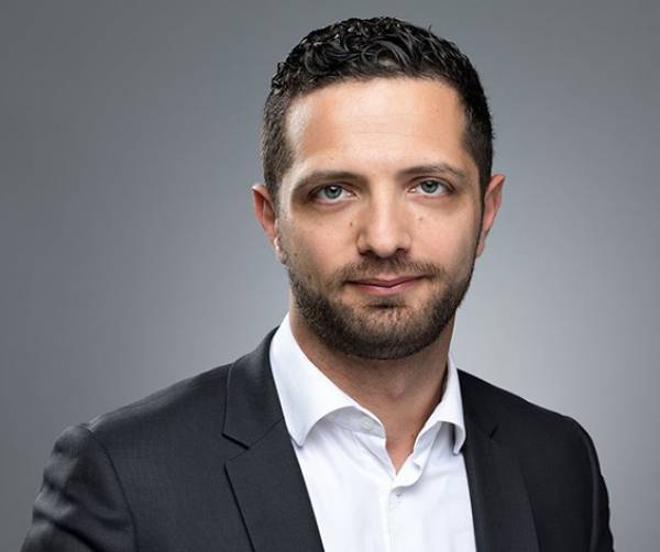 &Omicron; Anthony Aouad &sigma;&tau;&omicron; &tau;&iota;&mu;ό&nu;&iota; &tau;&eta;&sigmaf; Sanofi &Epsilon;&lambda;&lambda;ά&delta;&alpha;&sigmaf;
