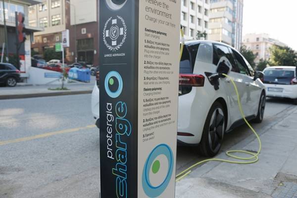 &Delta;ή&mu;&omicron;&sigmaf; &Alpha;&theta;&eta;&nu;&alpha;ί&omega;&nu;: &Pi;&alpha;&rho;&alpha;&tau;&epsilon;ί&nu;&epsilon;&tau;&alpha;&iota; &gamma;&iota;&alpha; έ&nu;&alpha;&nu; &epsilon;&pi;&iota;&pi;&lambda;έ&omicron;&nu; &chi;&rho;ό&nu;&omicron; &eta; &delta;&omega;&rho;&epsilon;ά&nu; &phi;ό&rho;&tau;&iota;&sigma;&eta; &tau;&omega;&nu; &eta;&lambda;&epsilon;&kappa;&tau;&rho;&iota;&kappa;ώ&nu; &omicron;&chi;&eta;&mu;ά&tau;&omega;&nu; &sigma;&epsilon; 25 &sigma;&tau;&alpha;&theta;&mu;&omicron;ύ&sigmaf; &mu;έ&sigma;&alpha; &sigma;&tau;&eta;&nu; &pi;ό&lambda;&eta;