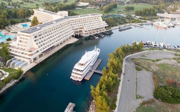 Porto Carras: &Alpha;&nu;&omicron;ί&gamma;&epsilon;&iota; &tau;&omicron;&nu; &Alpha;&pi;&rho;ί&lambda;&iota;&omicron; &upsilon;&pi;ό &delta;&iota;&omicron;ί&kappa;&eta;&sigma;&eta; &Sigma;&alpha;&beta;&beta;ί&delta;&eta;