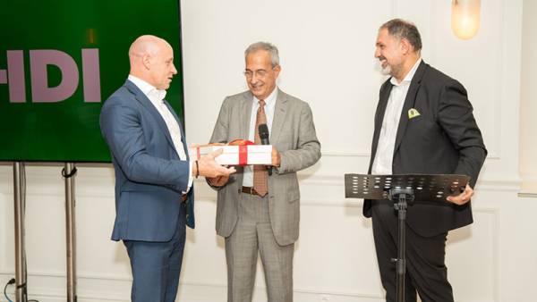 HDI Global SE, Hellas: &Sigma;&tau;ό&chi;&omicron;&sigmaf; &tau;&alpha; &euro;100 &epsilon;&kappa;&alpha;&tau;. &mu;&iota;&kappa;&tau;ά &alpha;&sigma;&phi;ά&lambda;&iota;&sigma;&tau;&rho;&alpha;