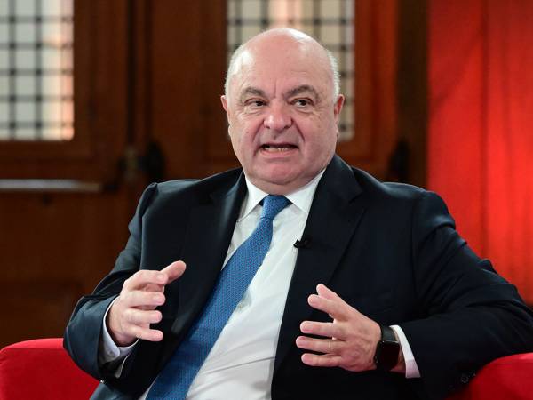 &Omicron; &Gamma;. &Zeta;&alpha;&nu;&iota;ά&sigmaf; &nu;έ&omicron;&sigmaf; &pi;&rho;ό&epsilon;&delta;&rho;&omicron;&sigmaf; &tau;&eta;&sigmaf; &Epsilon;&lambda;&lambda;&eta;&nu;&iota;&kappa;ή&sigmaf; Έ&nu;&omega;&sigma;&eta;&sigmaf; &Tau;&rho;&alpha;&pi;&epsilon;&zeta;ώ&nu;