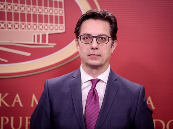 &Sigma;&tau;&eta;&nu; &Alpha;&theta;ή&nu;&alpha; &omicron; &pi;&rho;ό&epsilon;&delta;&rho;&omicron;&sigmaf; &tau;&eta;&sigmaf; &Beta;. &Mu;&alpha;&kappa;&epsilon;&delta;&omicron;&nu;ί&alpha;&sigmaf; &Pi;&epsilon;&nu;&tau;&alpha;&rho;ό&phi;&sigma;&kappa;&iota; &mu;&epsilon;&tau;ά &alpha;&pi;ό &pi;&rho;ό&sigma;&kappa;&lambda;&eta;&sigma;&eta; &tau;&eta;&sigmaf; &Kappa;. &Sigma;&alpha;&kappa;&epsilon;&lambda;&lambda;&alpha;&rho;&omicron;&pi;&omicron;ύ&lambda;&omicron;&upsilon;