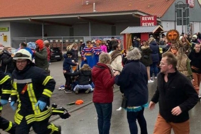 &Gamma;&epsilon;&rho;&mu;&alpha;&nu;ί&alpha;: &Tau;&omicron;&upsilon;&lambda;ά&chi;&iota;&sigma;&tau;&omicron;&nu; 15 &tau;&rho;&alpha;&upsilon;&mu;&alpha;&tau;ί&epsilon;&sigmaf; &alpha;&pi;ό &alpha;&upsilon;&tau;&omicron;&kappa;ί&nu;&eta;&tau;&omicron; &pi;&omicron;&upsilon; έ&pi;&epsilon;&sigma;&epsilon; &pi;ά&nu;&omega; &sigma;&epsilon; &pi;&lambda;ή&theta;&omicron;&sigmaf; &kappa;&alpha;&rho;&nu;&alpha;&beta;&alpha;&lambda;&iota;&sigma;&tau;ώ&nu;