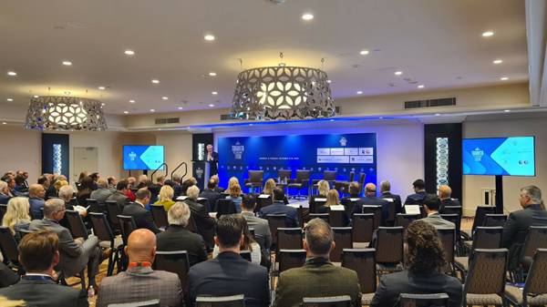 &Omicron;&iota;&kappa;&omicron;&nu;&omicron;&mu;&iota;&kappa;ό &Phi;ό&rho;&omicron;&upsilon;&mu; &tau;&omicron;&upsilon; &Tau;&omicron;&rho;ό&nu;&tau;&omicron;: &Eta; &Epsilon;&lambda;&lambda;ά&delta;&alpha; &pi;&rho;&omicron;&chi;&omega;&rho;&epsilon;ί &pi;&rho;&omicron;&sigmaf; &tau;&eta;&nu; &epsilon;&nu;&epsilon;&rho;&gamma;&epsilon;&iota;&alpha;&kappa;ή &mu;&epsilon;&tau;ά&beta;&alpha;&sigma;&eta; &kappa;&alpha;&iota; &epsilon;&xi;&epsilon;&lambda;ί&sigma;&sigma;&epsilon;&tau;&alpha;&iota; &sigma;&epsilon; &sigma;&eta;&mu;&alpha;&nu;&tau;&iota;&kappa;ό &laquo;&pi;&alpha;ί&kappa;&tau;&eta;&raquo; &tau;&eta;&sigmaf; &alpha;&gamma;&omicron;&rho;ά&sigmaf;