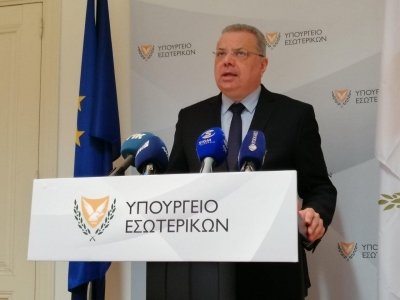 &Sigma;&tau;&eta;&nu; &Alpha;&theta;ή&nu;&alpha; &tau;&eta;&nu; &Delta;&epsilon;&upsilon;&tau;έ&rho;&alpha; &omicron; &upsilon;&pi;&omicron;&upsilon;&rho;&gamma;ό&sigmaf; &Epsilon;&sigma;&omega;&tau;&epsilon;&rho;&iota;&kappa;ώ&nu; &tau;&eta;&sigmaf; &Kappa;ύ&pi;&rho;&omicron;&upsilon;
