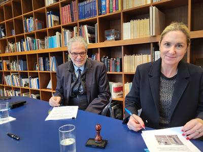 &Delta;&omega;&rho;&epsilon;ά &tau;&omicron;&upsilon; &Iota;&delta;&rho;ύ&mu;&alpha;&tau;&omicron;&sigmaf; &laquo;&Alpha;&nu;&tau;ώ&nu;&iota;&omicron;&sigmaf; &kappa;&alpha;&iota; &Iota;&omega;ά&nu;&nu;&eta;&sigmaf; &Alpha;&gamma;&gamma;&epsilon;&lambda;&iota;&kappa;&omicron;ύ&sigma;&eta;&sigmaf;&raquo; &sigma;&tau;&eta;&nu; &iota;&sigma;&tau;&omicron;&rho;&iota;&kappa;ή &Alpha;&kappa;&alpha;&delta;&eta;&mu;ί&alpha; &Epsilon;&mu;&pi;&omicron;&rho;&iota;&kappa;&omicron;ύ &Nu;&alpha;&upsilon;&tau;&iota;&kappa;&omicron;ύ Ύ&delta;&rho;&alpha;&sigmaf;
