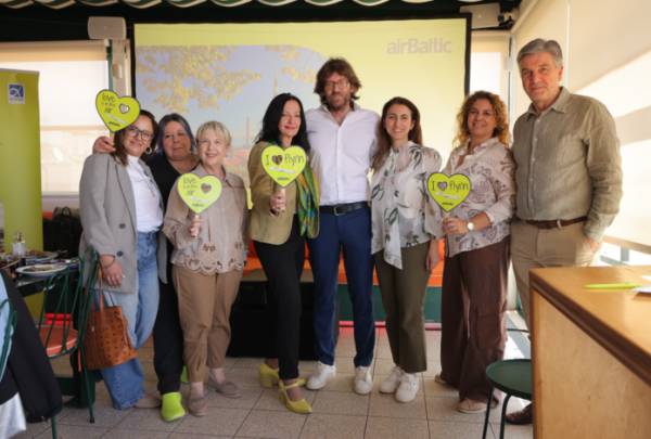 &Eta; airBaltic &epsilon;&gamma;&kappa;&alpha;&iota;&nu;ί&alpha;&sigma;&epsilon; &alpha;&pi;&epsilon;&upsilon;&theta;&epsilon;ί&alpha;&sigmaf; &pi;&tau;ή&sigma;&epsilon;&iota;&sigmaf; &mu;&epsilon;&tau;&alpha;&xi;ύ &Alpha;&theta;ή&nu;&alpha;&sigmaf; &kappa;&alpha;&iota; &Tau;&alpha;&lambda;ί&nu;