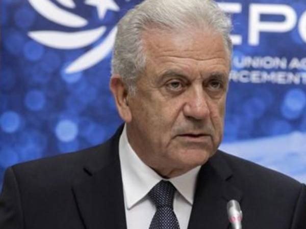 &Pi;&alpha;&rho;&alpha;&iota;&tau;ή&theta;&eta;&kappa;&epsilon; &omicron; &Delta;&eta;&mu;. &Alpha;&beta;&rho;&alpha;&mu;ό&pi;&omicron;&upsilon;&lambda;&omicron;&sigmaf; &alpha;&pi;ό &tau;&eta;&nu; &Mu;&Kappa;&Omicron; &tau;&omega;&nu; &Beta;&rho;&upsilon;&xi;&epsilon;&lambda;&lambda;ώ&nu;