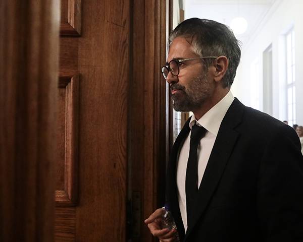 Adus: &Nu;έ&omicron;&sigmaf; co-CEO o &Kappa;&omega;&nu;&sigma;&tau;&alpha;&nu;&tau;ί&nu;&omicron;&sigmaf; &Phi;&rho;&omicron;&upsilon;&zeta;ή&sigmaf;
