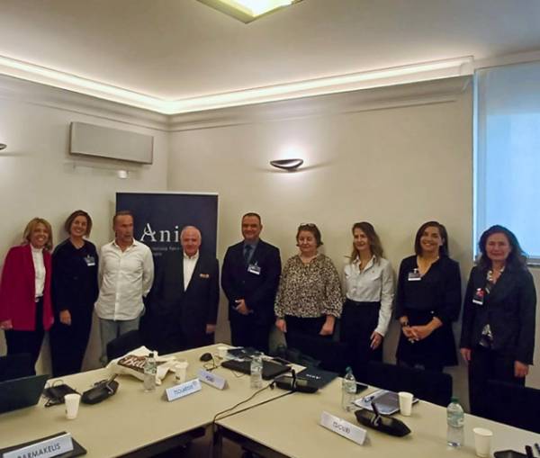 &Eta; &Pi;&epsilon;&rho;&iota;&beta;&alpha;&lambda;&lambda;&omicron;&nu;&tau;&iota;&kappa;ή &Epsilon;&upsilon;&theta;ύ&nu;&eta; &sigma;&tau;&omicron; &epsilon;&pi;ί&kappa;&epsilon;&nu;&tau;&rho;&omicron; &tau;&eta;&sigmaf; &eta;&mu;&epsilon;&rho;ί&delta;&alpha;&sigmaf; &pi;&omicron;&upsilon; &pi;&rho;&alpha;&gamma;&mu;&alpha;&tau;&omicron;&pi;&omicron;ί&eta;&sigma;&alpha;&nu; &eta; &Epsilon;&Alpha;&Epsilon;&Epsilon; &kappa;&alpha;&iota; &eta; &Alpha;&Nu;&Iota;&Alpha; &sigma;&tau;&eta;&nu; &Iota;&tau;&alpha;&lambda;ί&alpha;