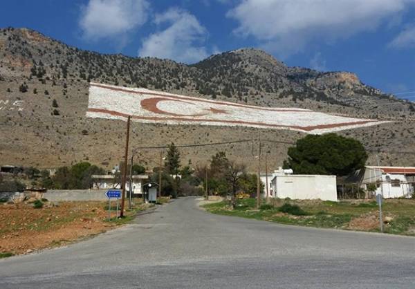 &Pi;&alpha;&rho;&alpha;&iota;&tau;ή&theta;&eta;&kappa;&epsilon; &eta; &laquo;&kappa;&upsilon;&beta;έ&rho;&nu;&eta;&sigma;&eta;&raquo; &tau;&omicron;&upsilon; &psi;&epsilon;&upsilon;&delta;&omicron;&kappa;&rho;ά&tau;&omicron;&upsilon;&sigmaf; &sigma;&tau;&alpha; &Kappa;&alpha;&tau;&epsilon;&chi;ό&mu;&epsilon;&nu;&alpha;