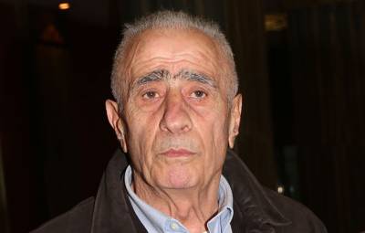 &Pi;έ&nu;&theta;&omicron;&sigmaf; &sigma;&tau;&eta;&nu; &omicron;&iota;&kappa;&omicron;&gamma;έ&nu;&epsilon;&iota;&alpha; &tau;&eta;&sigmaf; &Alpha;&Epsilon;&Kappa; - &Pi;έ&theta;&alpha;&nu;&epsilon; &omicron; &Mu;ί&mu;&eta;&sigmaf; &Pi;&alpha;&pi;&alpha;ϊ&omega;ά&nu;&nu;&omicron;&upsilon;