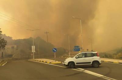 &Alpha;&nu;&epsilon;&xi;έ&lambda;&epsilon;&gamma;&kappa;&tau;&eta; &eta; &phi;&omega;&tau;&iota;ά &sigma;&tau;&eta;&nu; Ά&mu;&phi;&iota;&sigma;&sigma;&alpha; - &Mu;ά&chi;&eta; &sigma;&epsilon; &tau;&rho;ί&alpha; &mu;έ&tau;&omega;&pi;&alpha; - &Epsilon;&kappa;&kappa;&epsilon;&nu;ώ&theta;&eta;&kappa;&epsilon; &mu;&omicron;&nu;&alpha;&sigma;&tau;ή&rho;&iota;