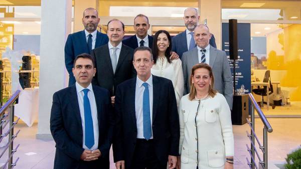 Alpha Bank: &Pi;&alpha;&rho;&omicron;&upsilon;&sigma;ί&alpha;&sigma;&eta; &chi;&rho;&eta;&mu;&alpha;&tau;&omicron;&delta;&omicron;&tau;&iota;&kappa;ώ&nu; &pi;&rho;&omicron;&gamma;&rho;&alpha;&mu;&mu;ά&tau;&omega;&nu; &sigma;&epsilon; &epsilon;&pi;&iota;&chi;&epsilon;&iota;&rho;&eta;&mu;&alpha;&tau;ί&epsilon;&sigmaf; &tau;&eta;&sigmaf; &Rho;ό&delta;&omicron;&upsilon;