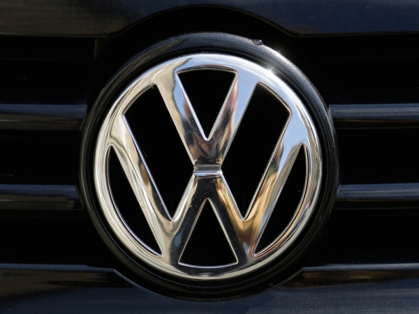 Volkswagen: &Sigma;&upsilon;&mu;&phi;&omega;&nu;ί&alpha; &mu;&epsilon; &tau;&omicron; &sigma;&omega;&mu;&alpha;&tau;&epsilon;ί&omicron; &tau;&omega;&nu; &epsilon;&rho;&gamma;&alpha;&zeta;&omicron;&mu;έ&nu;&omega;&nu; &gamma;&iota;&alpha; &tau;&omicron;&upsilon;&sigmaf; &mu;&iota;&sigma;&theta;&omicron;ύ&sigmaf;