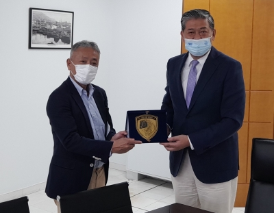&Sigma;&upsilon;&nu;ά&nu;&tau;&eta;&sigma;&eta; Captain Weng Lin &mu;&epsilon; &tau;&omicron;&nu; &Pi;&rho;έ&sigma;&beta;&eta; &tau;&eta;&sigmaf; &Iota;&alpha;&pi;&omega;&nu;ί&alpha;&sigmaf; &sigma;&tau;&eta;&nu; &Epsilon;&lambda;&lambda;ά&delta;&alpha;