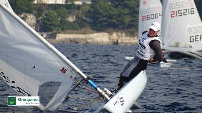&Eta; Groupama &Alpha;&sigma;&phi;&alpha;&lambda;&iota;&sigma;&tau;&iota;&kappa;ή &sigma;&tau;&alpha;&theta;&epsilon;&rho;ά &delta;ί&pi;&lambda;&alpha; &sigma;&tau;&omicron;&nu; &iota;&sigma;&tau;&iota;&omicron;&pi;&lambda;ό&omicron; &Delta;&eta;&mu;ή&tau;&rho;&eta; &Pi;&alpha;&pi;&alpha;&delta;&eta;&mu;&eta;&tau;&rho;ί&omicron;&upsilon;