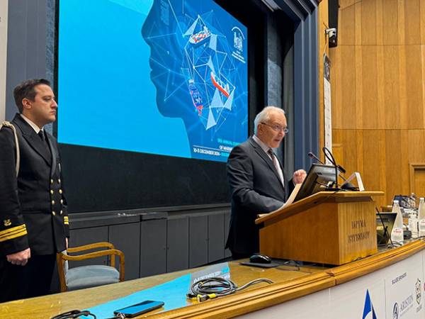 &Sigma;&tau;. &Gamma;&kappa;ί&kappa;&alpha;&sigmaf;: &laquo;&Eta; &Epsilon;&lambda;&lambda;ά&delta;&alpha;, &omega;&sigmaf; &delta;&epsilon;&sigma;&pi;ό&zeta;&omicron;&upsilon;&sigma;&alpha; &delta;ύ&nu;&alpha;&mu;&eta; &sigma;&tau;&eta; &nu;&alpha;&upsilon;&tau;&iota;&lambda;ί&alpha;, &pi;&rho;έ&pi;&epsilon;&iota; &nu;&alpha; έ&chi;&epsilon;&iota; &kappa;&alpha;&theta;&omicron;&rho;&iota;&sigma;&tau;&iota;&kappa;ό &rho;ό&lambda;&omicron; &sigma;&tau;&eta;&nu; &pi;&rho;ά&sigma;&iota;&nu;&eta; &mu;&epsilon;&tau;ά&beta;&alpha;&sigma;&eta; &kappa;&alpha;&iota; &sigma;&tau;&eta;&nu; &psi;&eta;&phi;&iota;&omicron;&pi;&omicron;ί&eta;&sigma;&eta;&raquo;